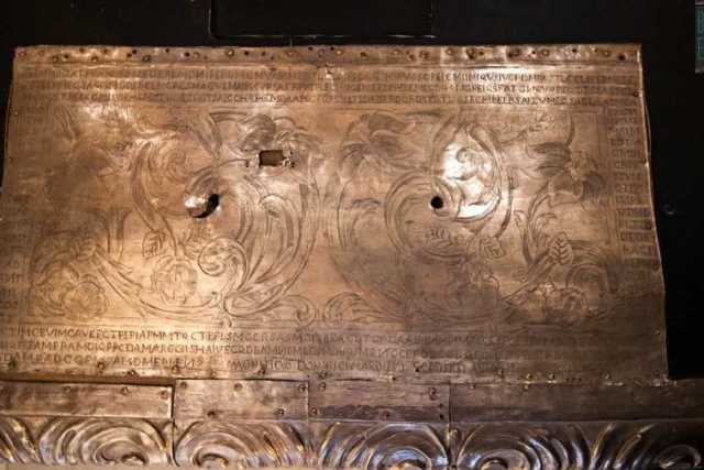 Bari, la scritta che mai nessuno � riuscito a tradurre: � il mistero della Basilica